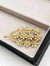 Load image into Gallery viewer, Vintage Weiss Gold-Tone Daisy Bouquet Brooch
