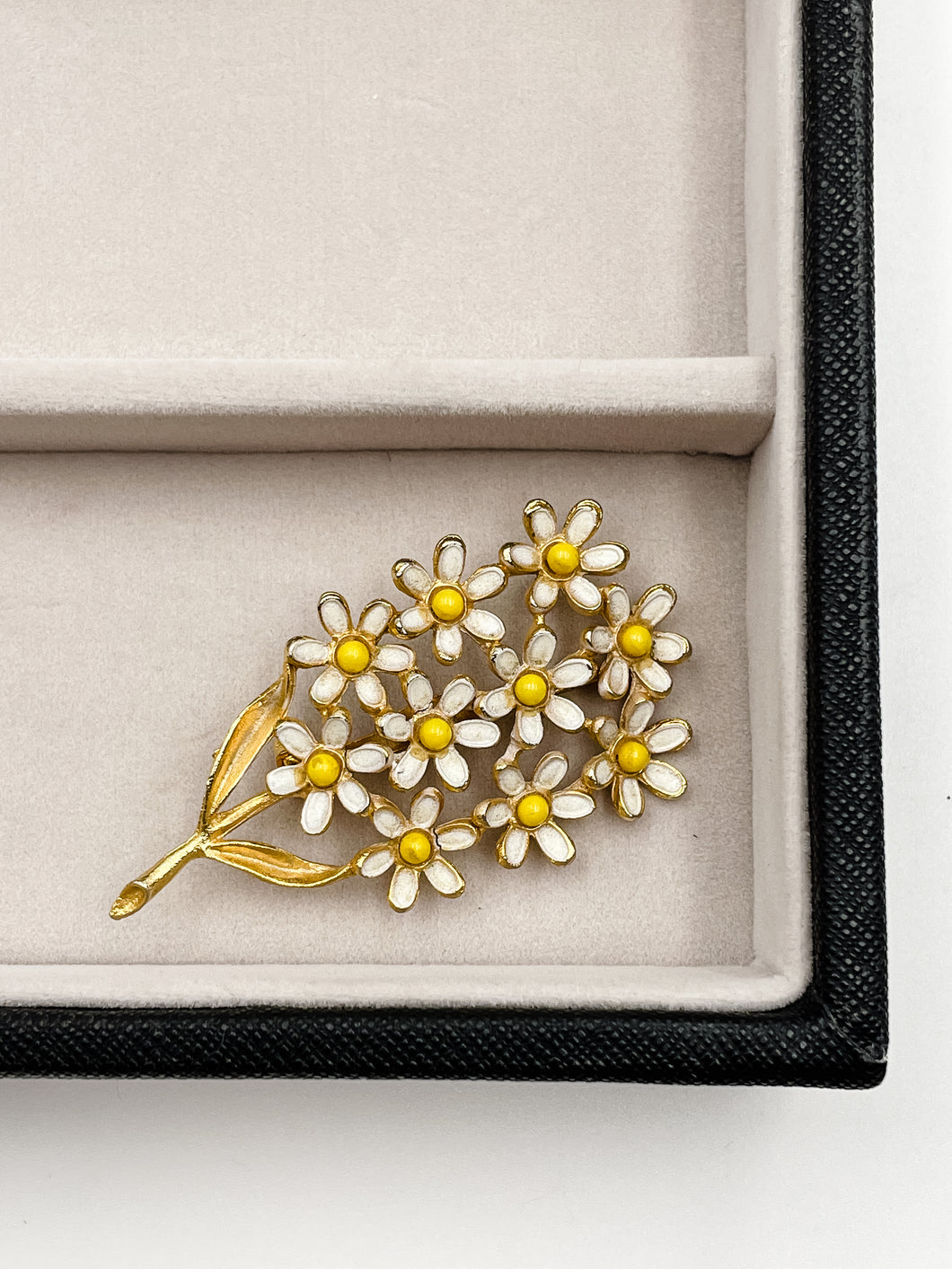 Vintage Weiss Gold-Tone Daisy Bouquet Brooch